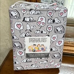 Peanuts Snoopy with Hearts Pattern Full Sheet Set.